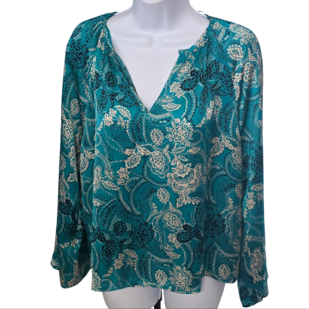 ✨️2/$15 Vince Camuto Paisley Teal Green Bell Sleeve Satin Effect Top Small
